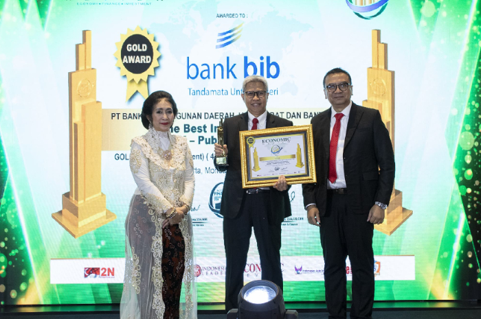 Direktur Keuangan bank bjb Hana Dartiwan menerima penghargaan di Acara Indonesia Finance Award dan Indonesia Leader Award 2024 di Hotel Artotel Suites Mangkuluhur di Jakarta pada 12 Agustus 2024.