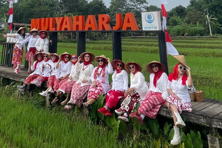 Iwapi Ranting Bogor Selatan Liwetan di Kampung Tematik Naik Odong-Odong