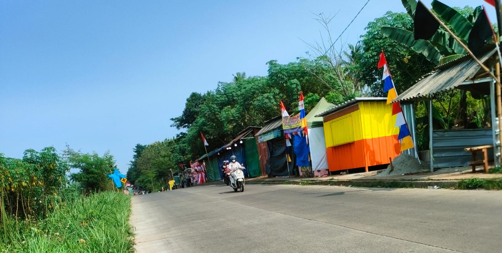 Lapak PKL di Jalan Raya Bomang, Kecamatan Tajurhalang, Kabupaten Bogor.