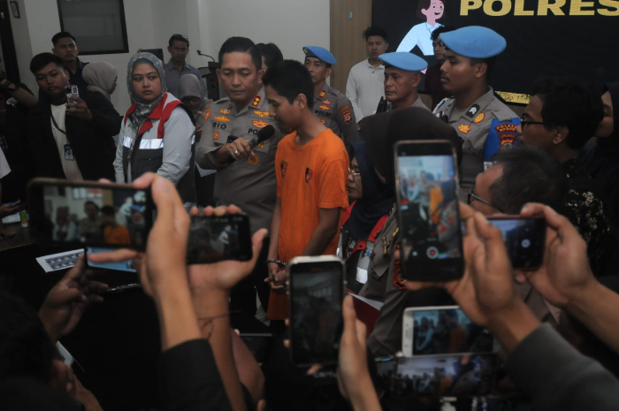 Tersangka KDRT Armor Toreador terhadap selebgram Bogor digiring Anggota Pokres Bogor usai temui media di Aula Sanika Satyawada, Cibinong, Kabupaten Bogor Rabu (14/8/2024).