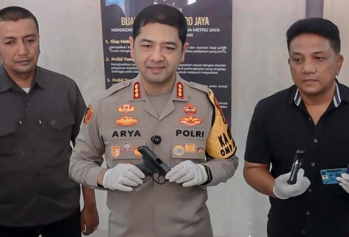 Kapolres Metro Depok, Kombes Pol Arya Perdana menunjukan Air Soft Gun yang digunakan Staf Panitera PN Depok untuk melakukan aksi koboinya.