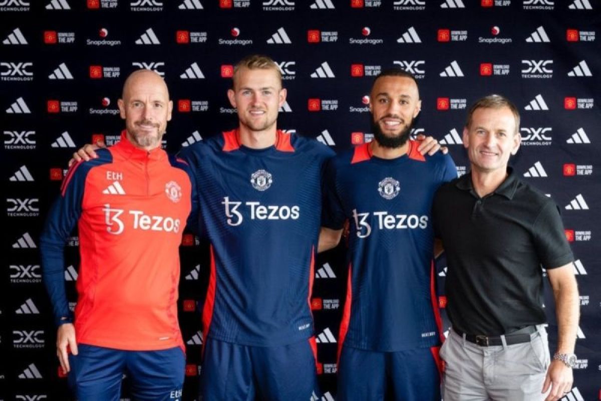 Dua pemain  baru Manchester United telah resmi mendarat di Old Trafford. Mereka adalah Matthijs de Ligt (kedua dari kiri) dan Noussair Mazraoui. (manutd.com)