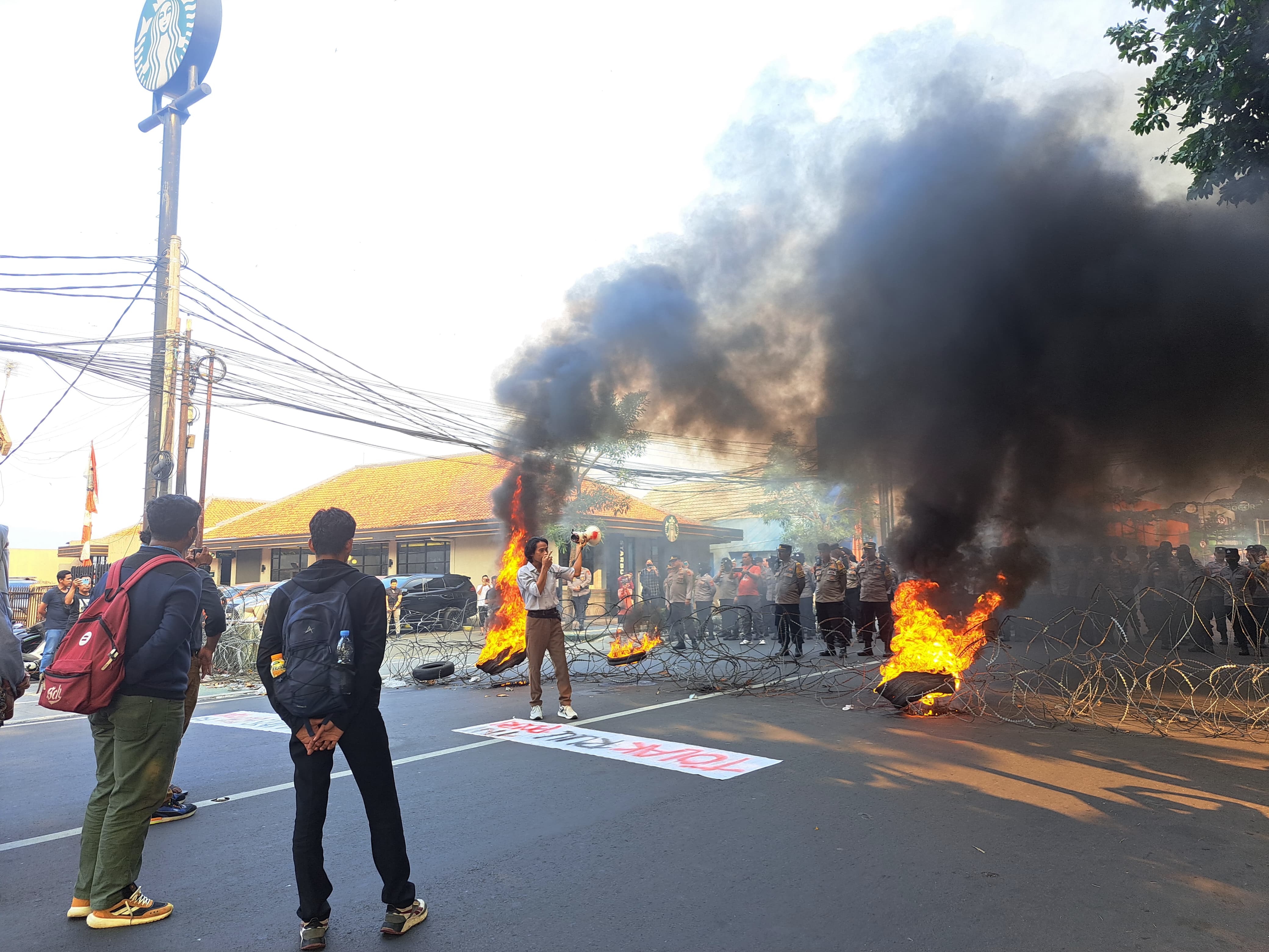 Aksi demonstrasi Mahasiswa UT Bogor di Jalan Sudirman dan Jalan Pengadilan.