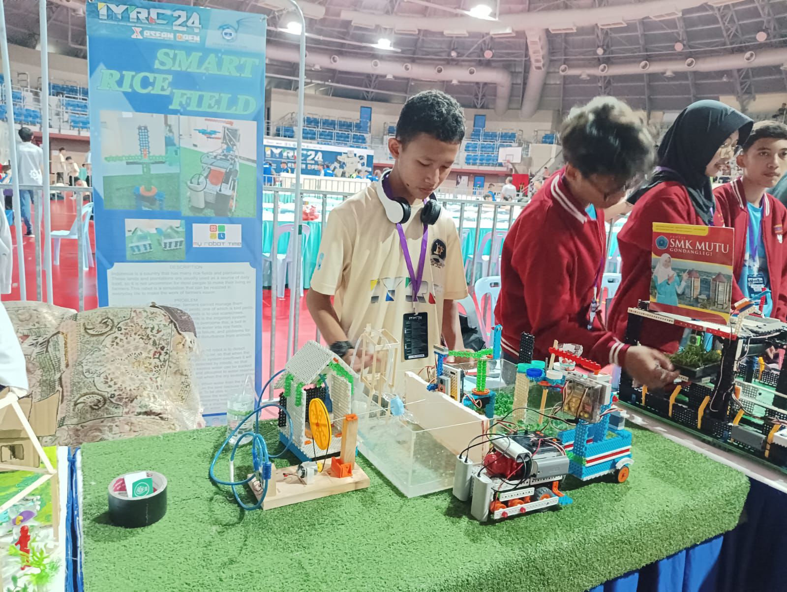 Siswa asal SMP IT Kaifa, Ciomas, Kabupaten Bogor, Ibrahim Hariz Al Rasyid memiliki segudang prestasi yang membanggakan dibidang robotic.