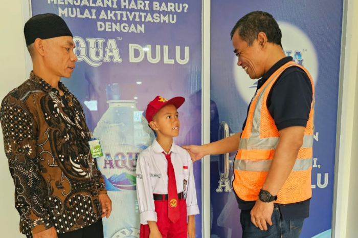 Aditya Naufal, siswa SDN 2 Pancawati, Caringin, Bogor didampingi ayahnya Burhan (kiri) sedang mendengarkan wejangan dari Stakeholder Relations Pabrik AQUA Caringin Jaka Sunarna.
