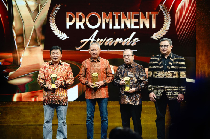 Wakil Direktur Utama BSI Bob Tyasika Ananta (kiri pertama) saat menerima apresiasi pada ajang Prominent Award 2024.
