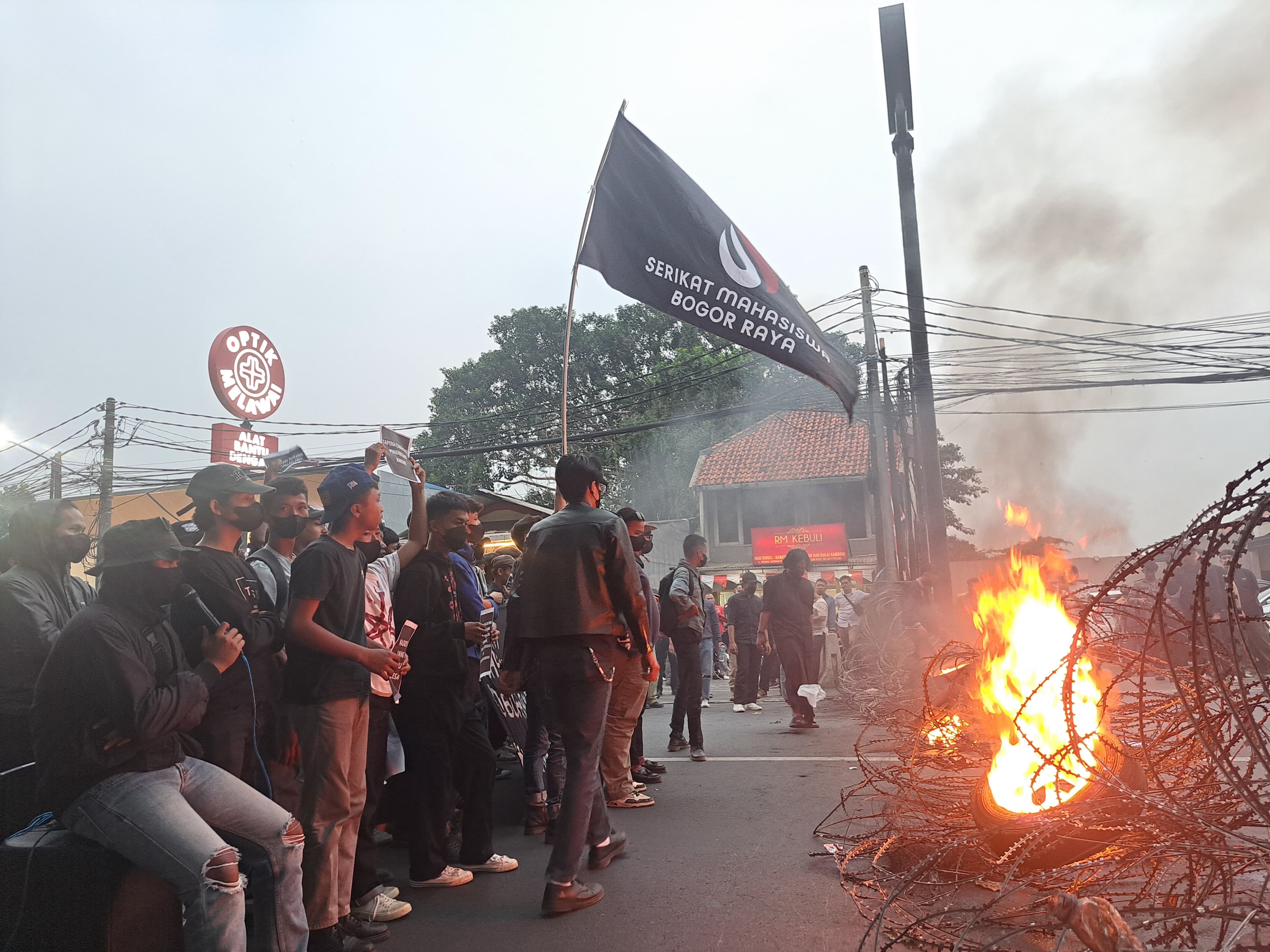 Organisasi Serikat Mahasiswa Bogor Raya, menggelar aksi demonstrasi di Jalan Sudirman, Kecamatan Bogor Tengah, Kamis (15/8/2024) petang.
