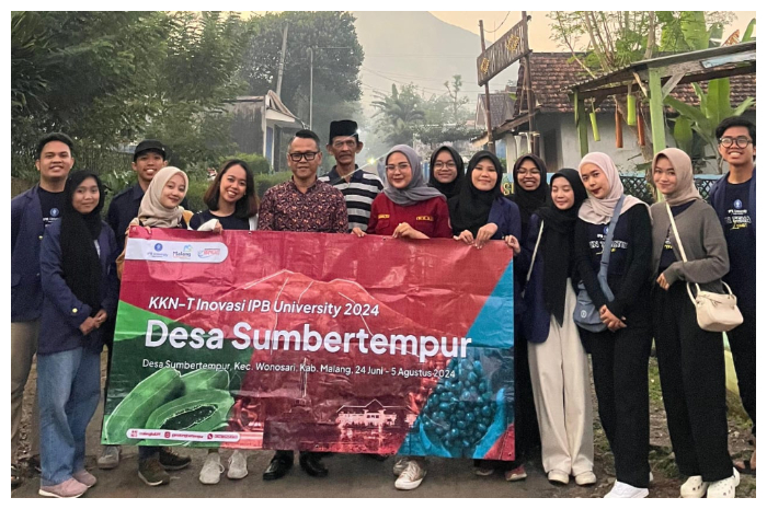 Mahasiswa KKN-T Inovasi IPB University menggelar workshop pembuatan probiotik dan mineral block di Desa Sumbertempur, Kecamatan Wonosari, Malang, pada 11 Juli 2024.