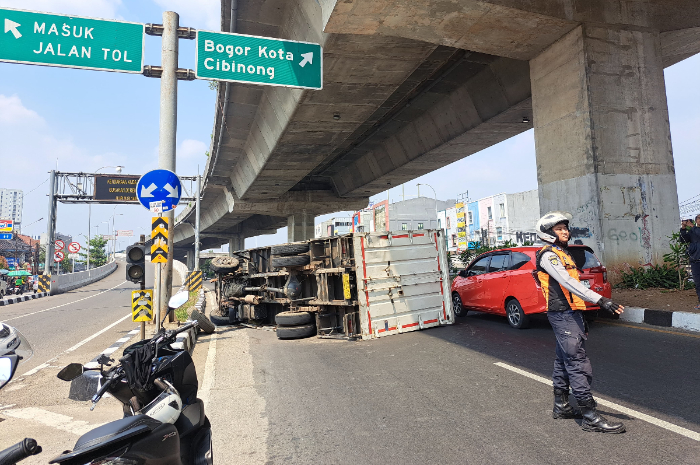 Kondisi mobil yang terguling di Jalan Sholeh Iskandar, Kota Bogor, Kamis (15/8/2024).