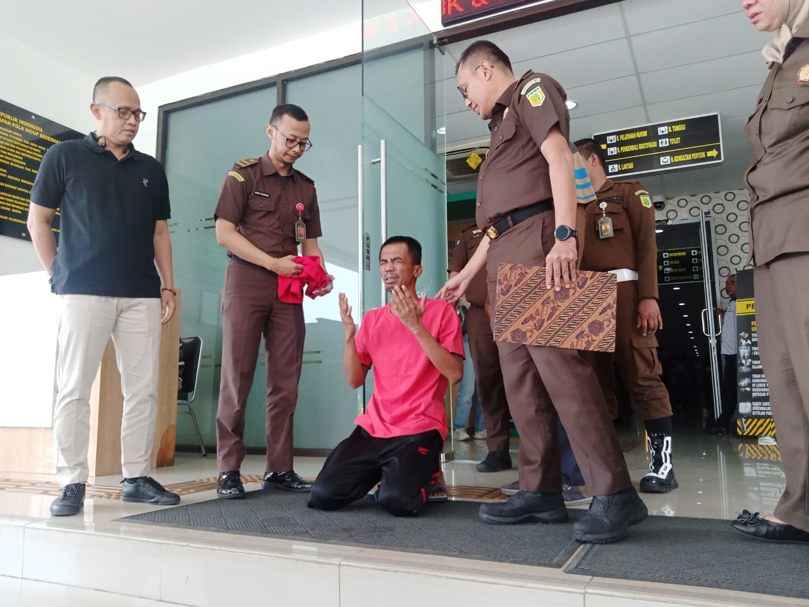Pelaku pencurian motor sujud syukur setelah dibebaskan Kejari Kabupaten Bogor, karena korbannya memaafkan perbuatannya.