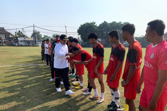 Camat Parung Panjang saat hadiri turnamen sepak bola dalam rangka memeriahkan HUT RI ke-79.