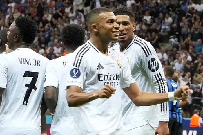 Selebrasi Pemain Real Madrid Mbappe usai mencetak gol kedua ke gawang Atalanta.