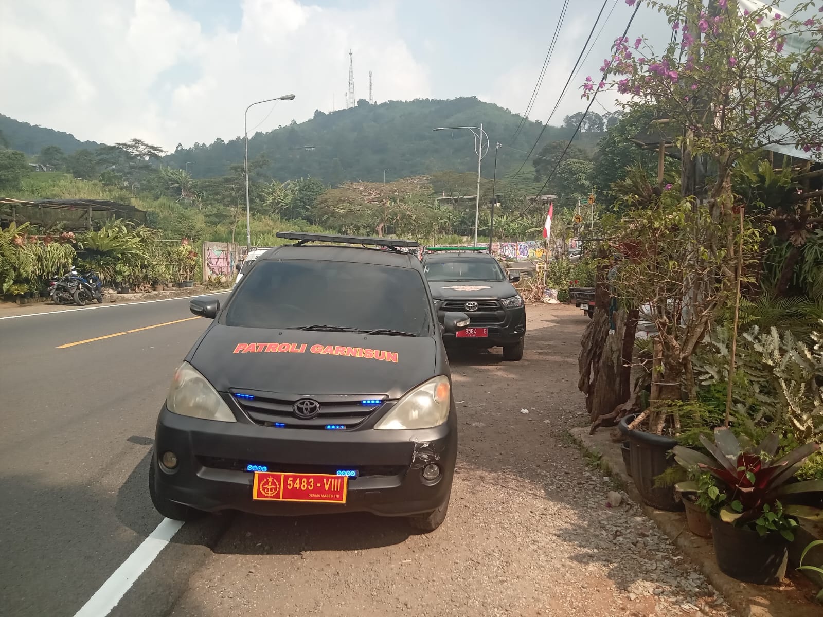 Petugas gabungan Satpol PP Kabupaten Bogor, saat memberikan surat peringatan kedua kepada pemilik bangunan di kawasan Puncak.