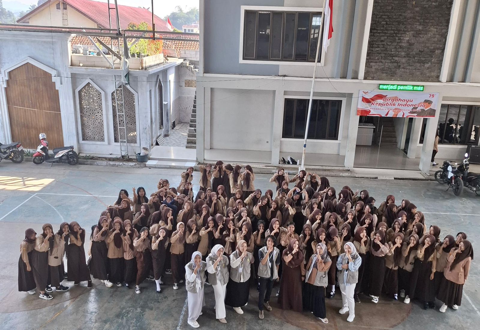 Mahasiswa KKNT Kelompok 3 Unida, melakukan penyuluhan stunting pada remaja putri dengan memberikan tablet tambah darah untuk SMK Nuansa Cigombong.