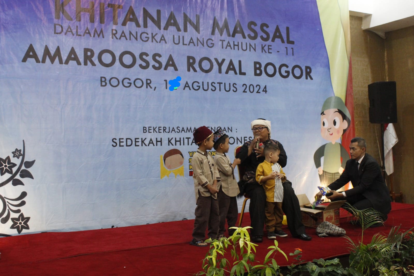 Khitanan massal yang diadakan Amaroossa Royal Hotel Bogor, berkolaborasi dengan tim Sedekah Khitan Indonesia (SKI) juga dihibur kang Didin dari Kampung Dongeng.