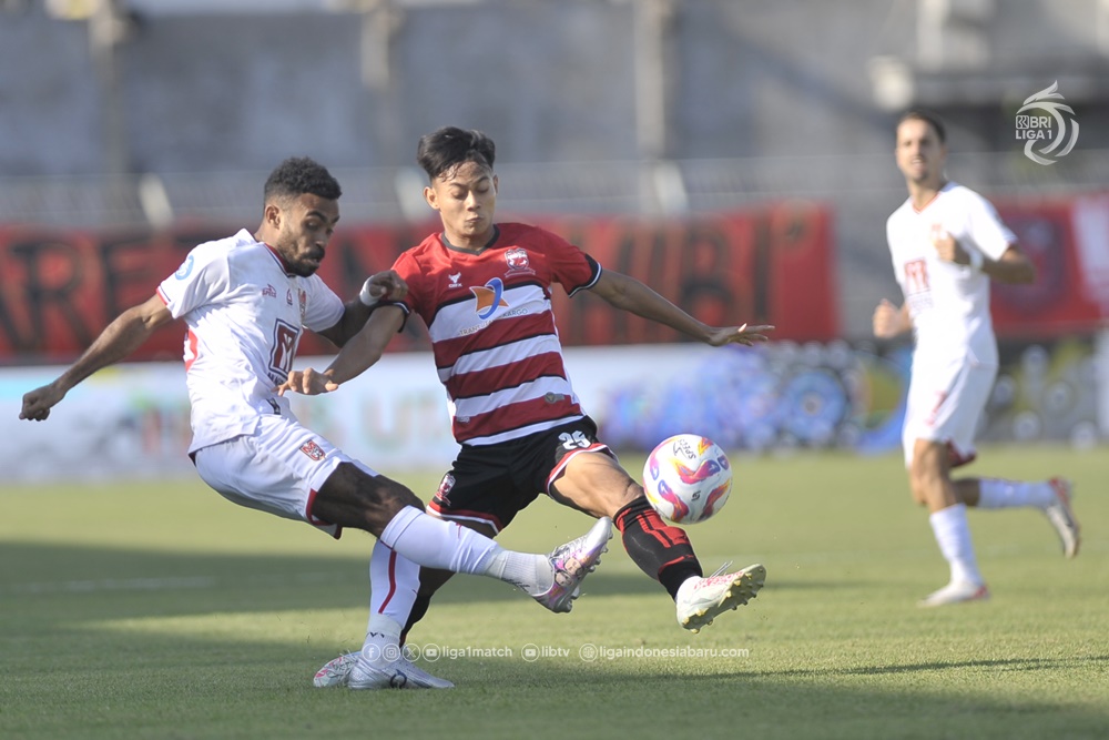Madura United saat melawan Malut United (putih) pada pekan pertama BRI Liga 1. (ligaindonesiabaru.com)