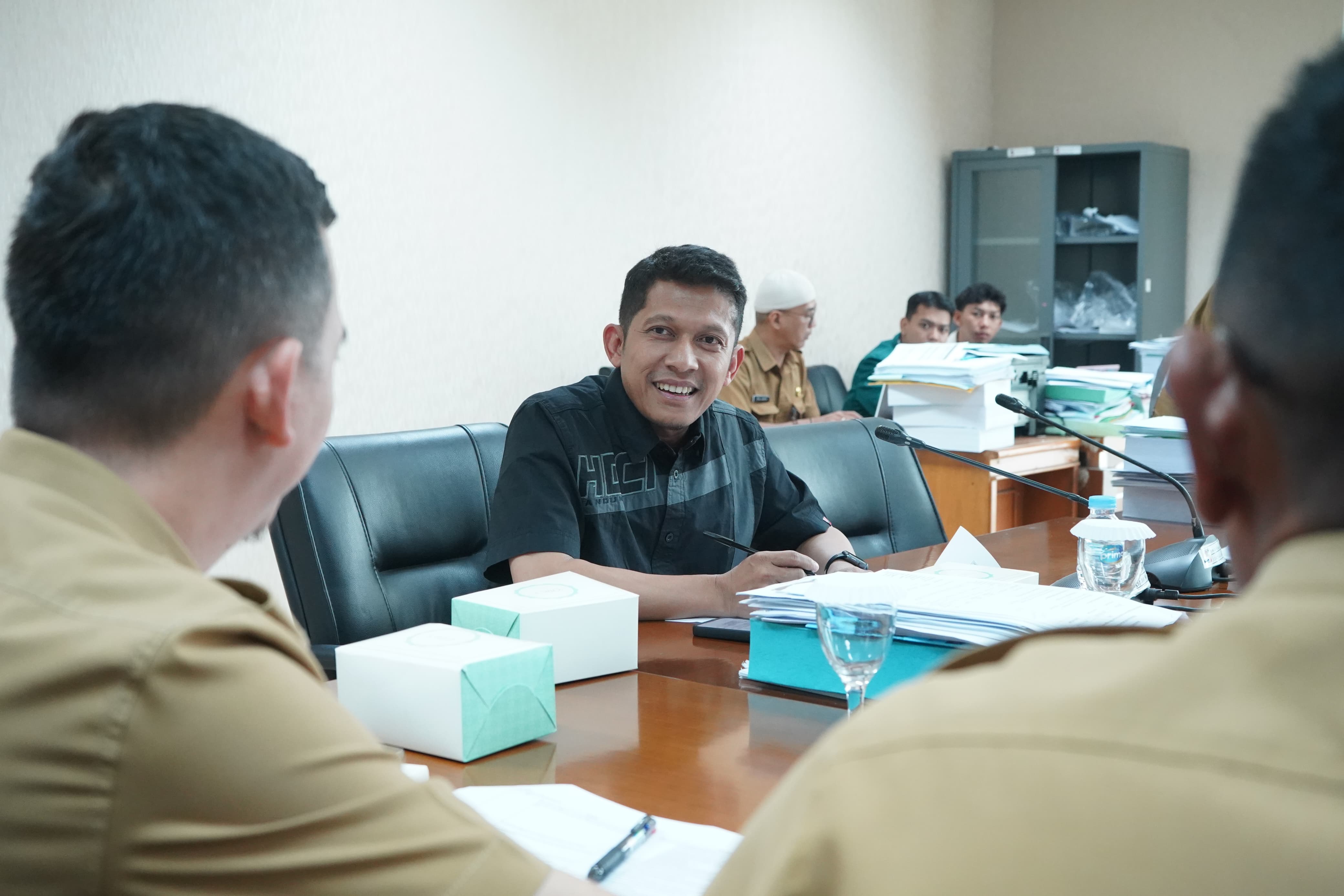 Ketua Komisi III DPRD Kota Bogor, Zenal Abidin dalam rapat kerja dengan DLH Kota Bogor terkait pembahasan rancangan Perubahan Anggaran Pendapatan Belanja Daerah (P-APBD) 2024, Senin (12/8/2024).