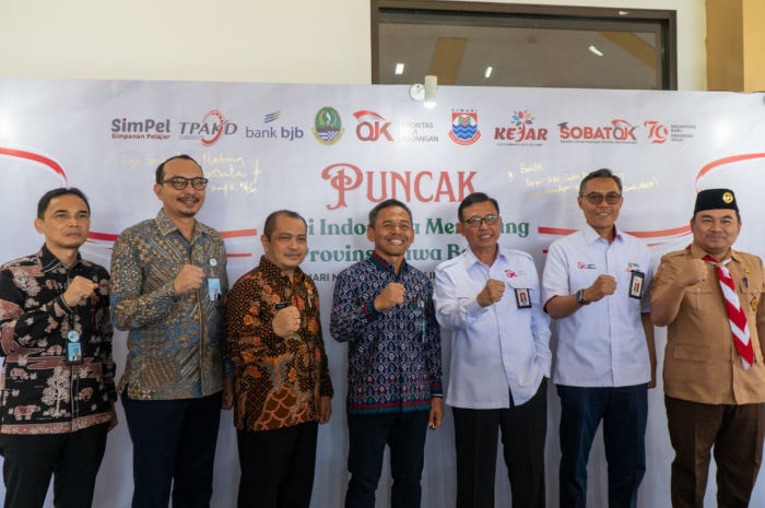 OJK Jawa Barat dan Pemerintah Provinsi Jawa Barat, berkolaborasi dengan bank bjb, menyelenggarakan kegiatan di acara puncak Hari Indonesia Menabung pada 15 Agustus 2024 di Cimahi Techno Park