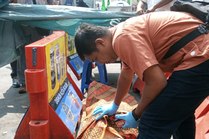 Penjual somay yang meninggal dunia di gerbang Jalan Suryakencana Kota Bogor tengah dievakuasi petugas.