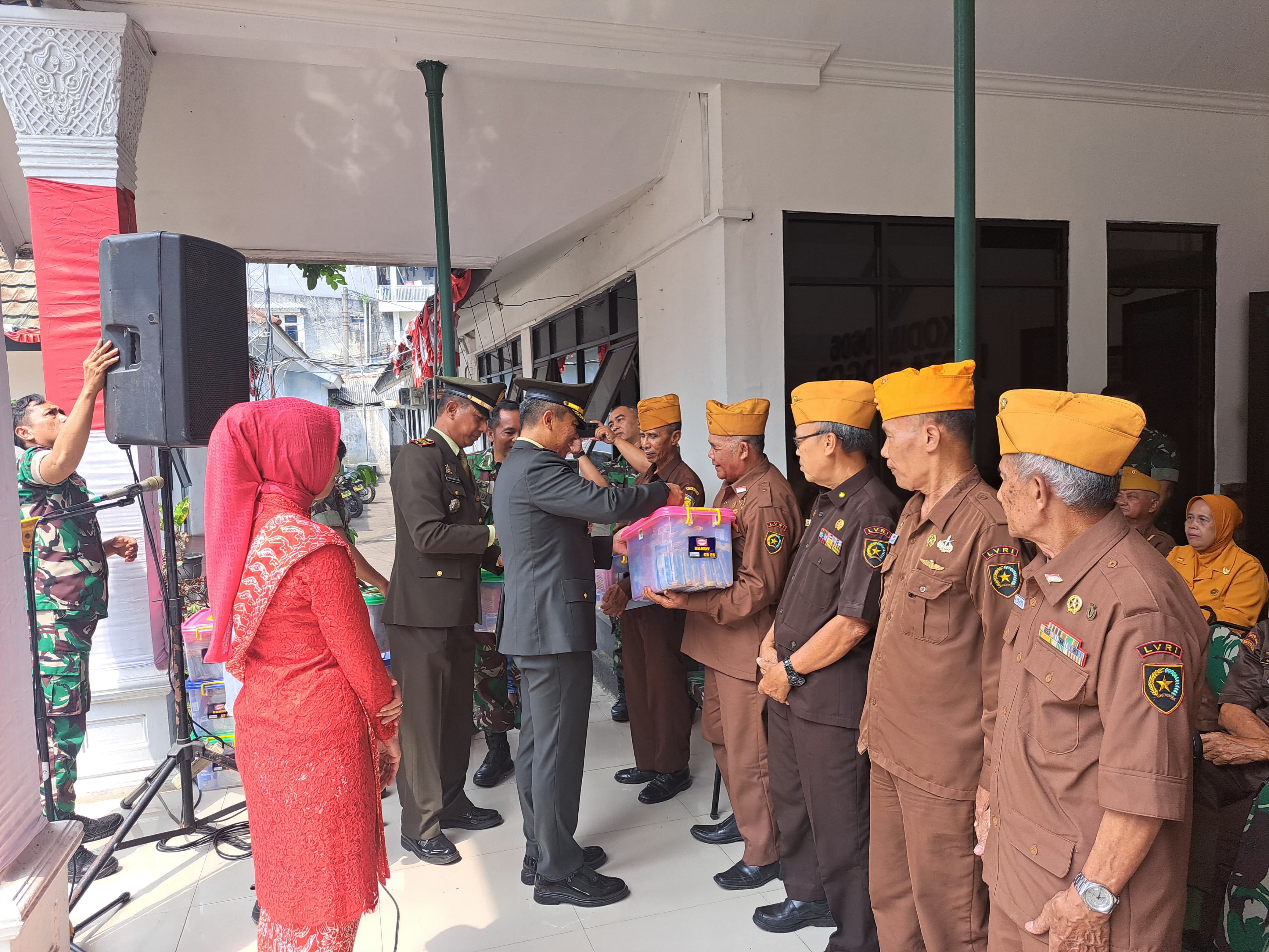 Penyerahan bingkisan kepada veteran di momen HUT RI ke-79.