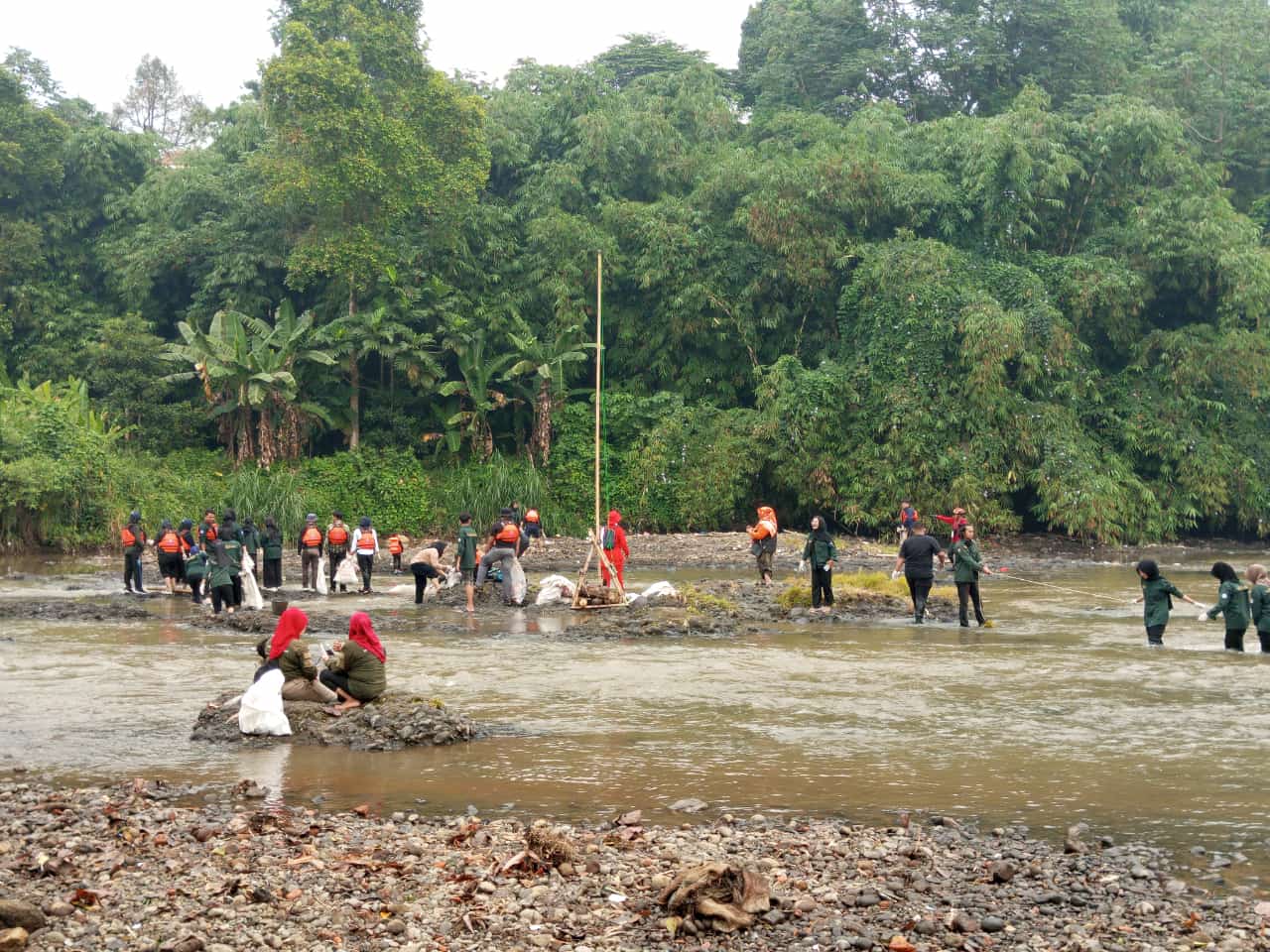 Upacara kemerdekaan dan bersih-bersih Sungai Ciliwung yang dilakukan oleh mahasiswa IPB.