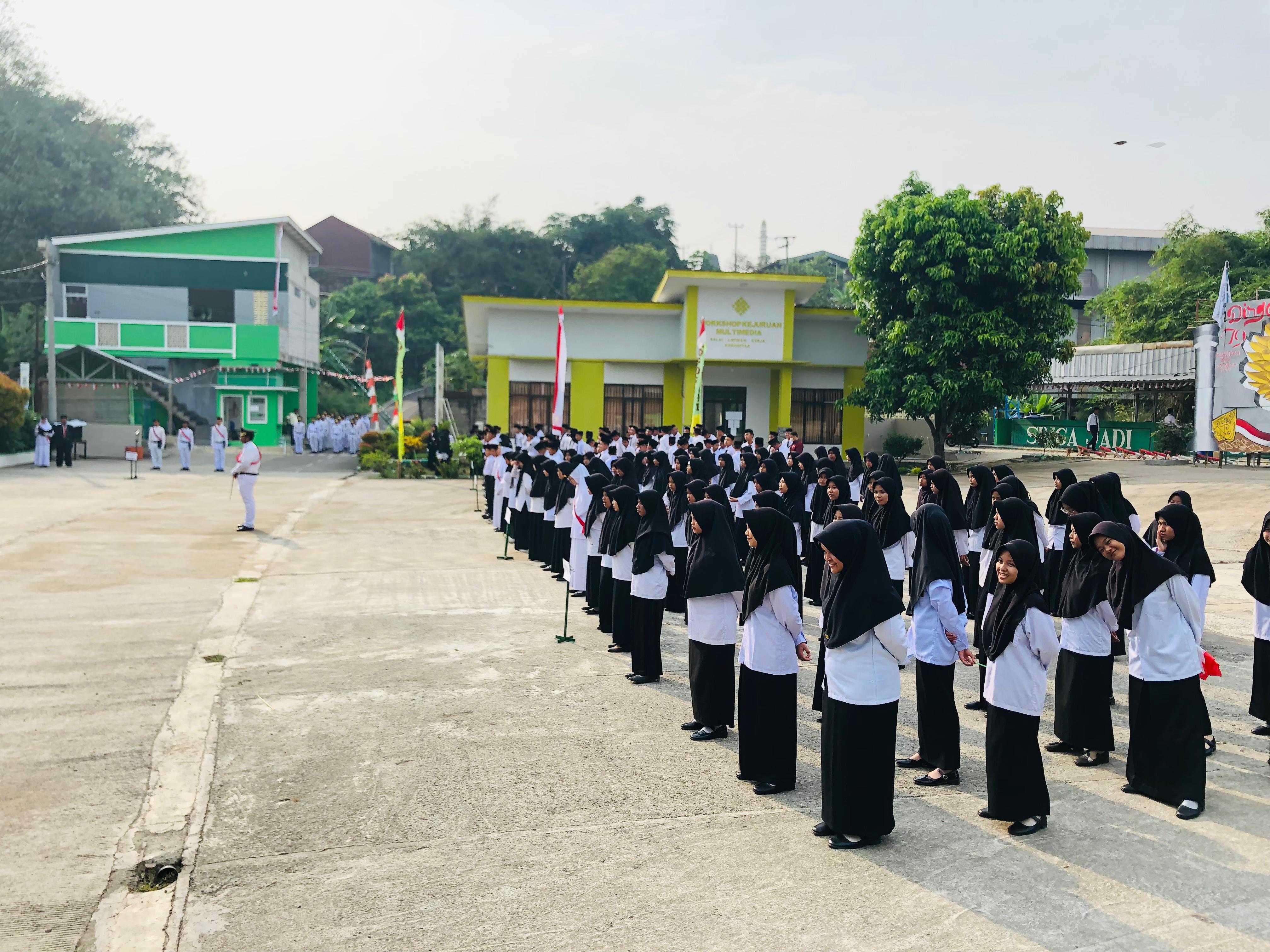 Ratusan santri ponpes Darussalam Koposari ikut memeriahkan peringati HUT RI yang ke-79, yang berlangsung di area ponpes, di Cileungsi, Sabtu (17/8),