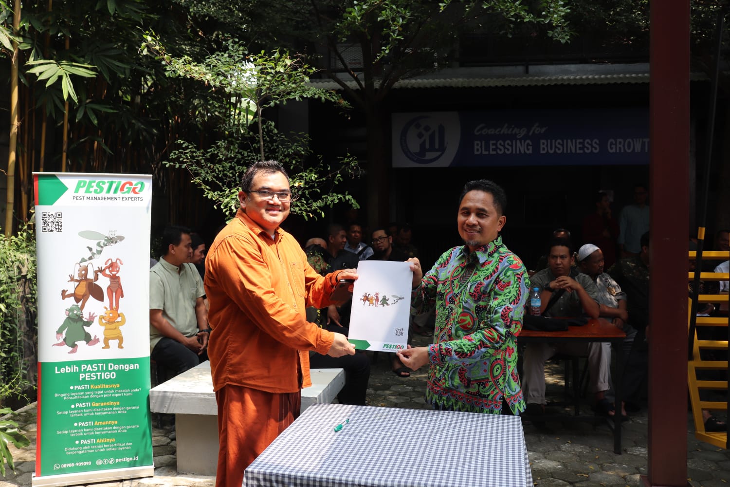 Penandatanganan kontrak kerja sama antara SyeREA World dengan Pestigo sebagai Pest Management Experts pada kegiatan MMC.