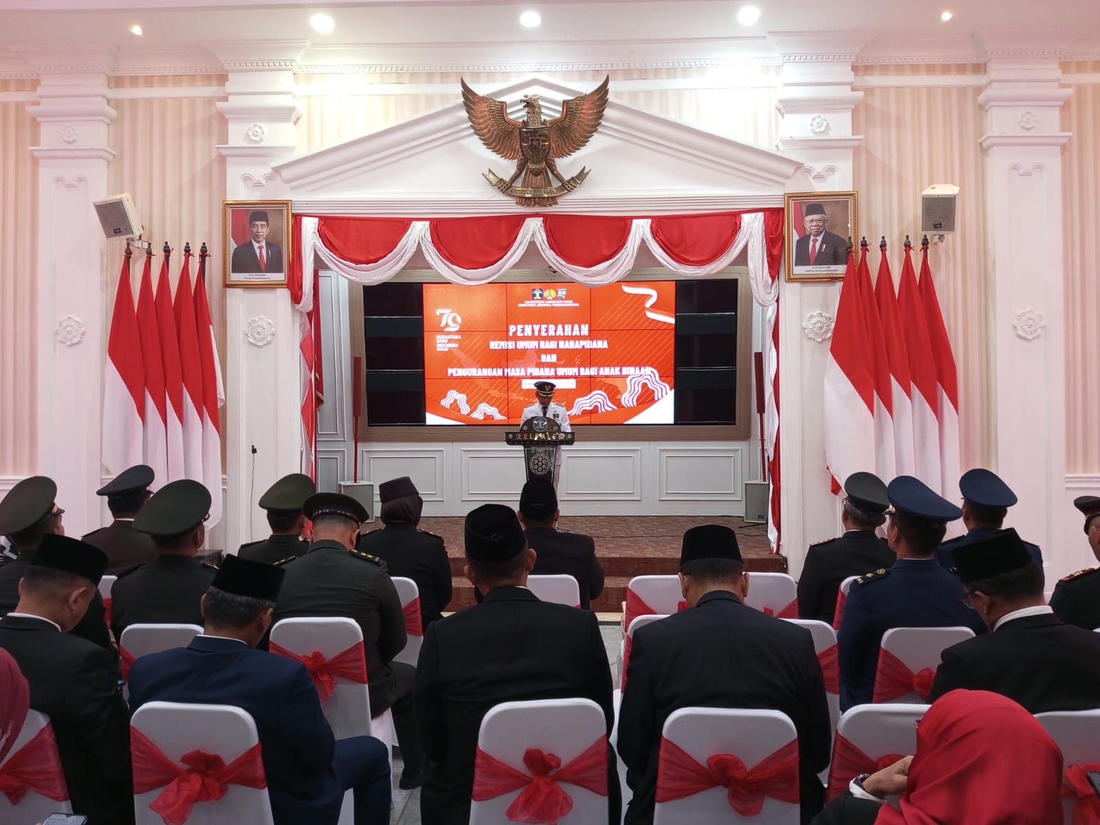 Ratusan narapidana Lembaga Permasayarakat (Lapas) Kelas II A Paledang Bogor menerima remisi umum. Remisi dalam rangka HUT ke-79 RI ini diberikan di Paseban Sri Bima Balai Kota Bogor, Sabtu (17/8/2024)