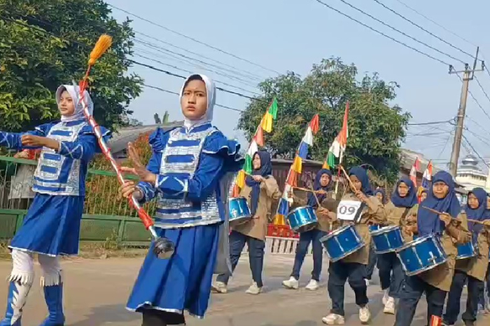 Drumband MTs Muhammadiyah Jasinga&nbsp;memeriahkan acara pawai karnaval yang dilaksanakan di Desa Barengkok.