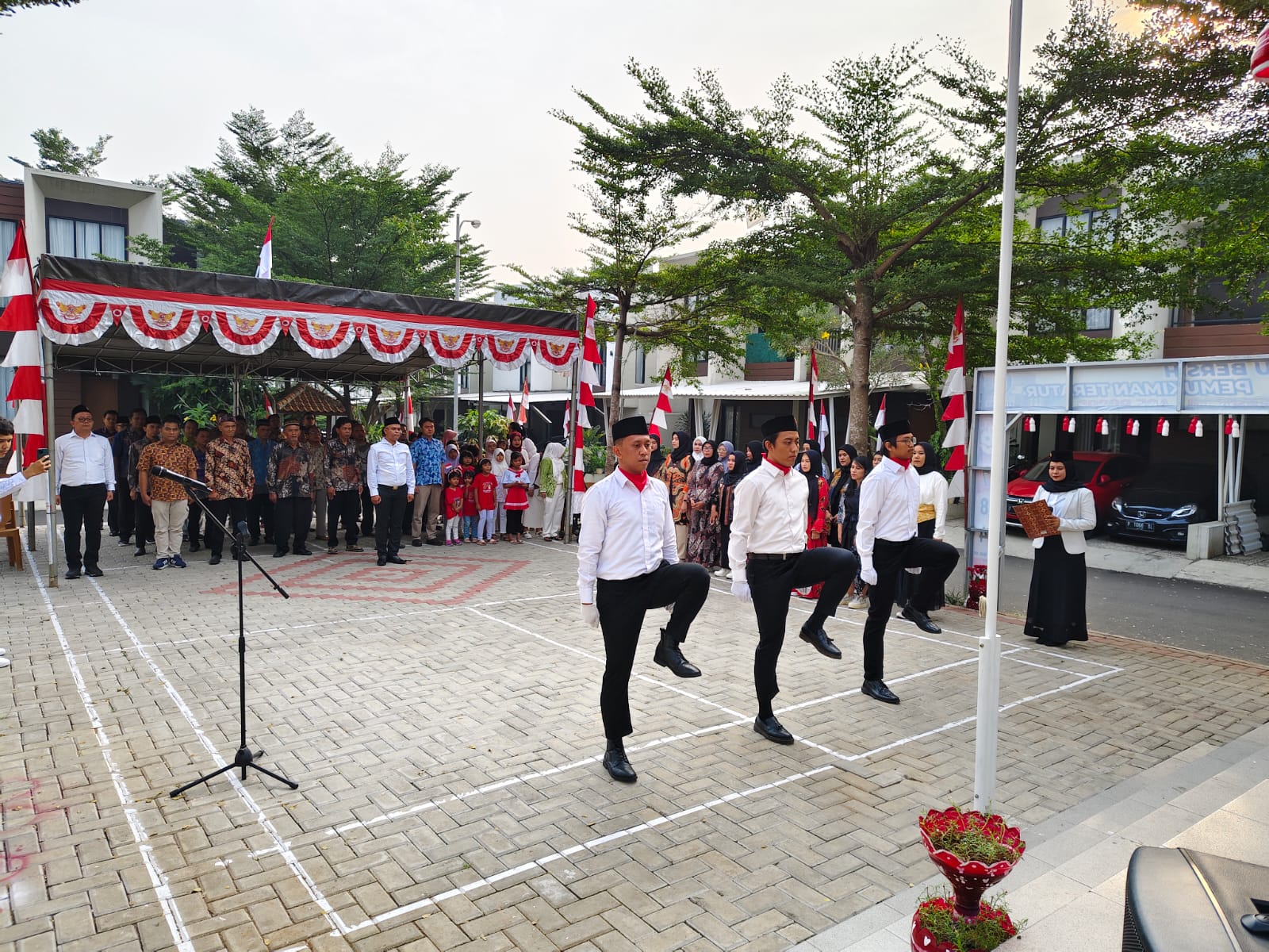 Warga Damara Village Kota Bogor saat upacara Peringati Hari Kemerdekaan Indonesia.