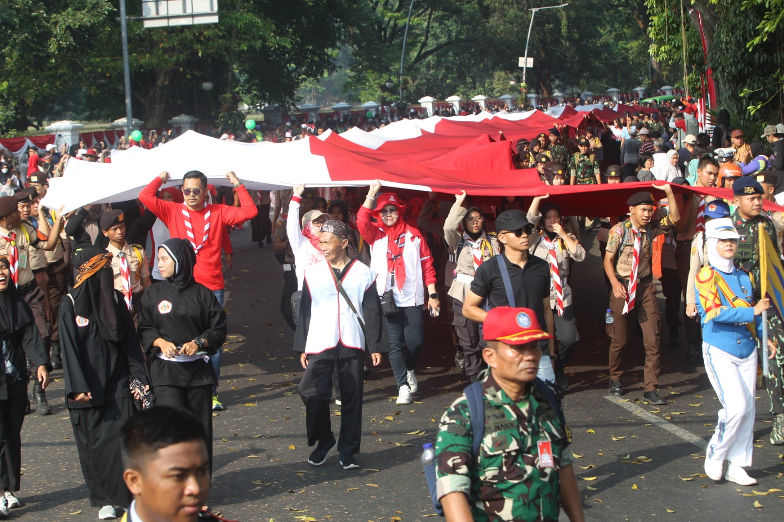 ILUSTRASI: Sejumlah elemen masyarakat beserta personel TNI/Polri mengikuti pawai atau  Kirab Merah Putih di jalan Sudirman, Kota Bogor