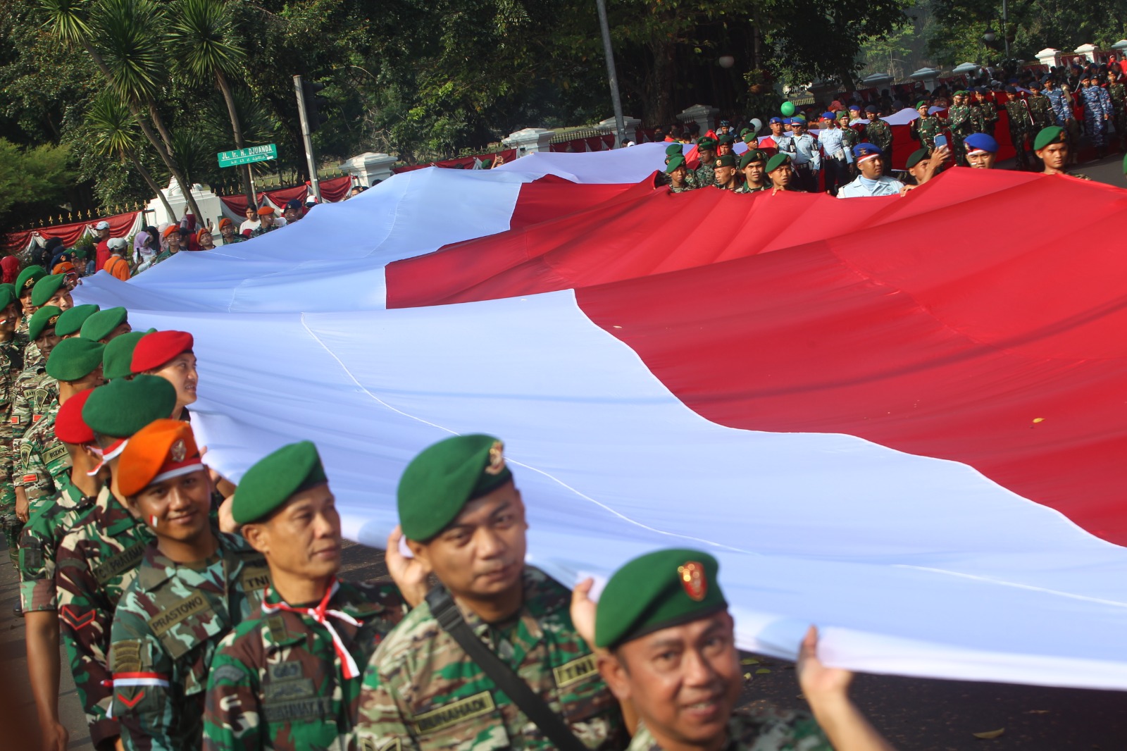 Sejumlah elemen masyarakat beserta personel TNI/Polri mengikuti pawai atau  Kirab Merah Putih di jalan Sudirman, Kota Bogor