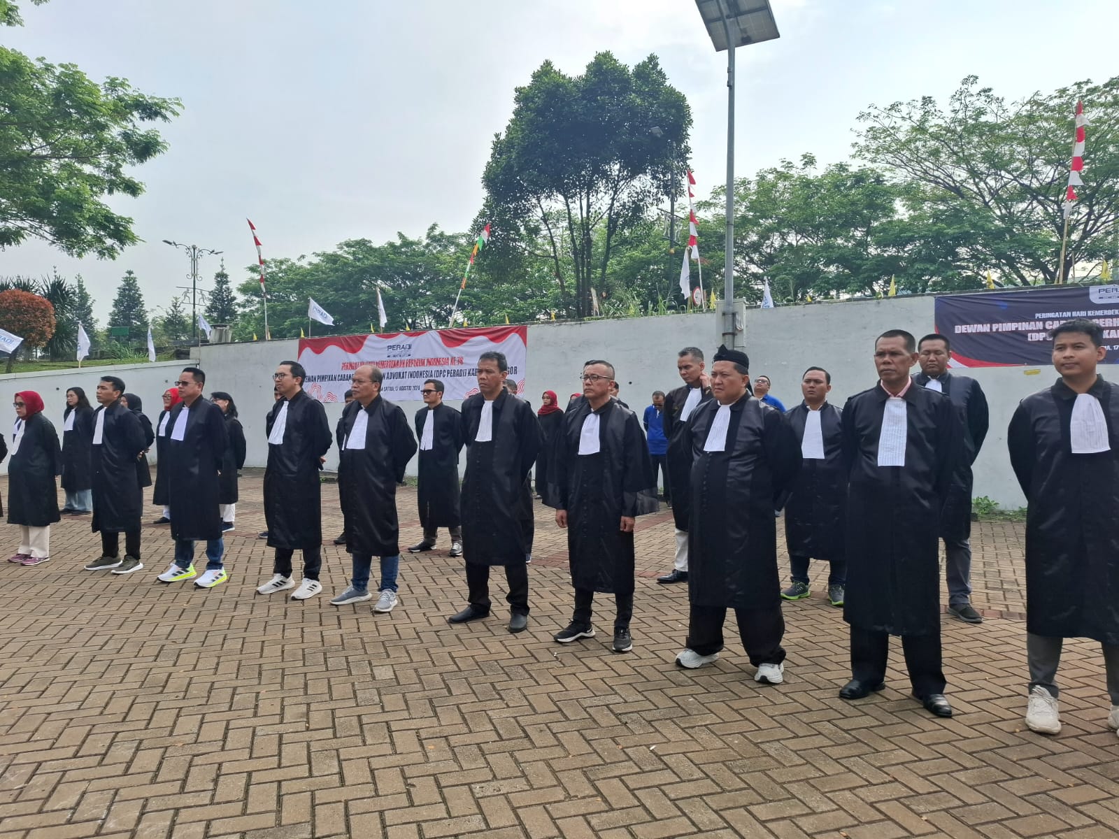 Anggota Peradi Kabupaten Bogor mengenakan toga pengacara saat upacara