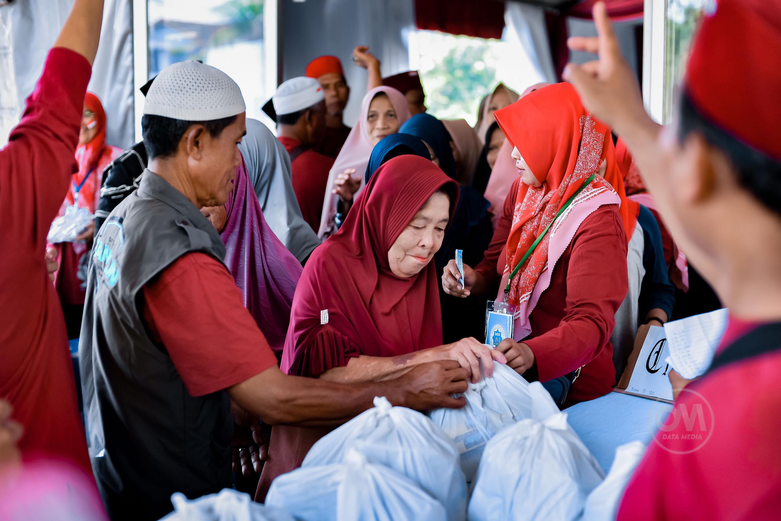 Majlis Taklim Darut Taufik (Data) mendistribusikan 350 paket sembako yang bisa ditebus kaum dhuafa pada kegiatan pasar murah, Minggu (18/8/2024).