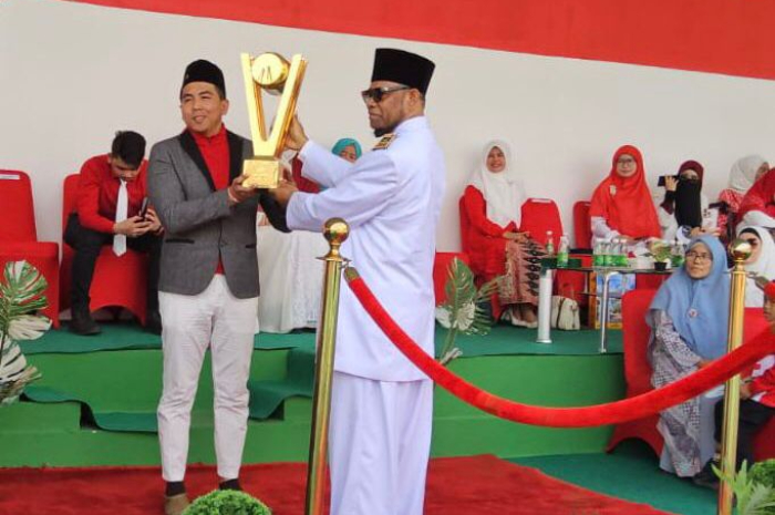 BANGGA : Rektor Tazkia meraih trophy tokoh muda berpengaruh AFKN Award 2024.
