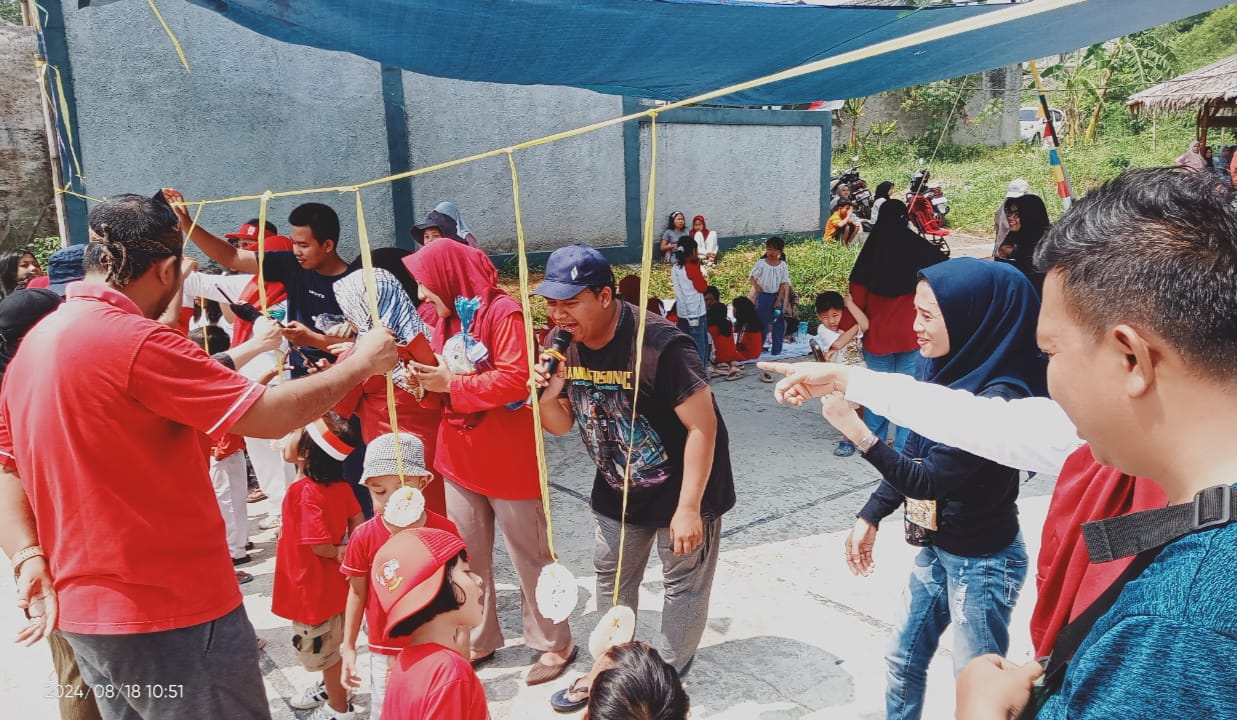 Warga RW 09 Ciomas Hills, Desa Sukamakmur, Kecamatan Ciomas, Kabupaten Bogor, menggelar lomba makan kerupuk dalam memeriahkan HUT Kemerdekaan RI.
