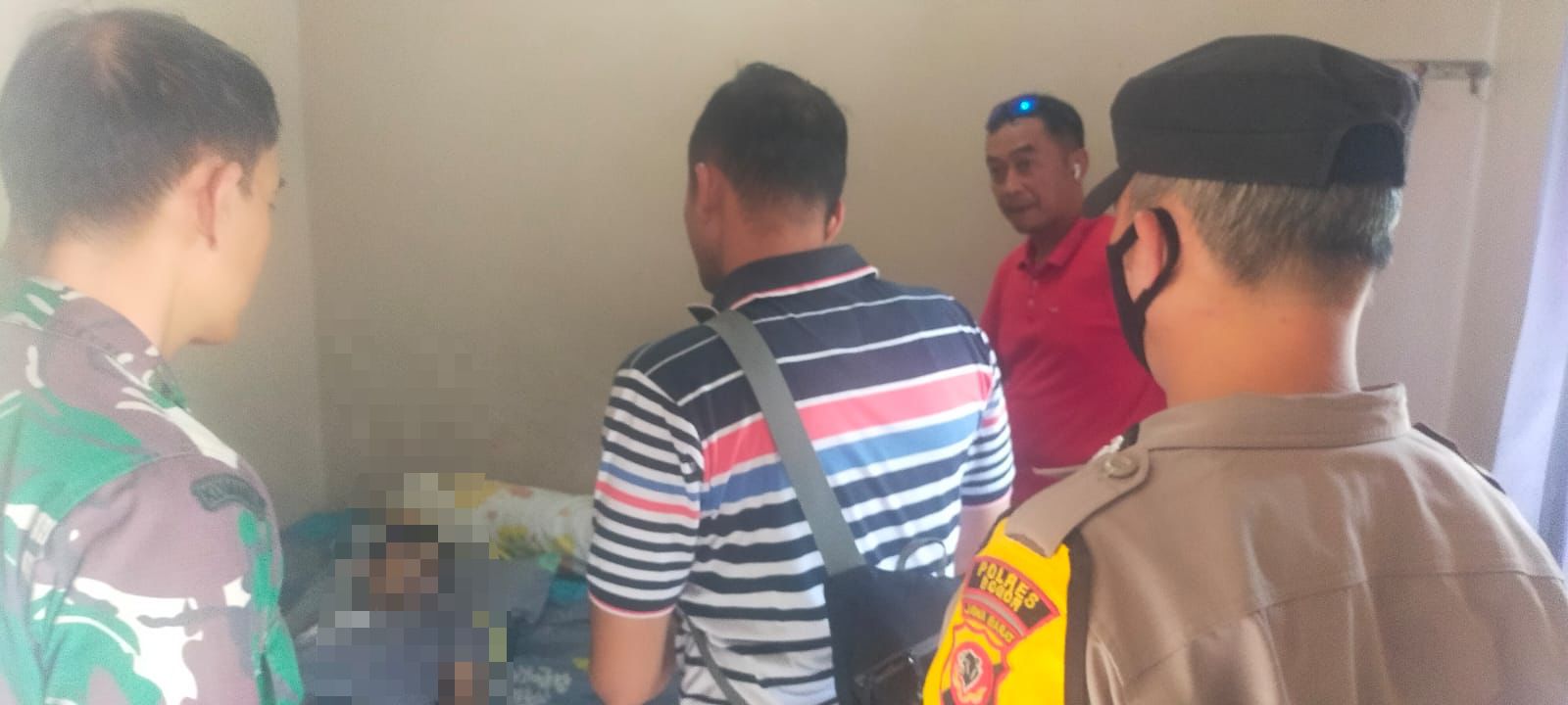 Polisi tengah mengevakuasi jenazah warga Kota Bogor yang ditemukan meninggal dunia di Megamendung.