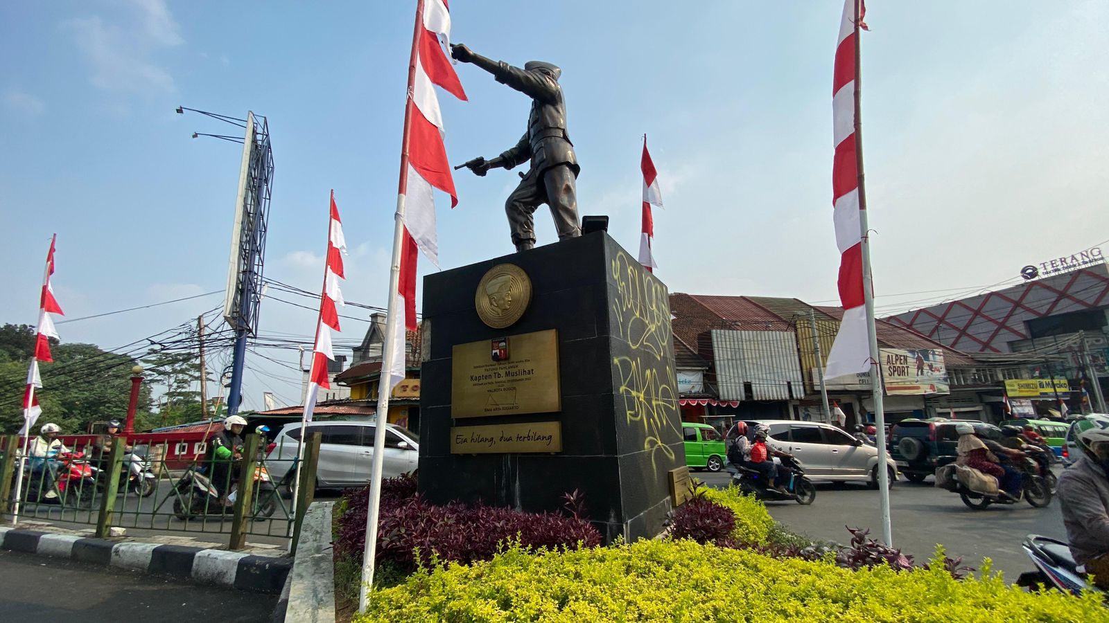 Patung Pahlawan Kapten Muslihat Bogor dicorat-coret.