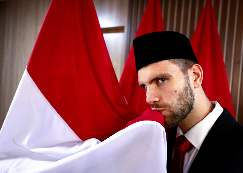 Maarten Paes mencium bendera Merah Putih usai disumpah menjadi WNI. (PSSI org)