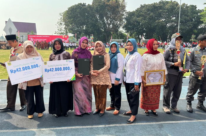 Penyerahan santunan JKM dari BPJS Ketenagakerjaan secara simbolis oleh Camat Cibinong kepada ahli waris usai upacara HUT RI Ke-79 di Alun-Alun Cirimekar, Kelurahan Cibinong.