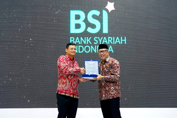 SEVP Digital Banking BSI Saud Parulian Saragih (kiri) saat menerima penghargaan sebagai Bank Pendukung Gerakan Literasi Islam di Hall B JCC Senayan, Jakarta.