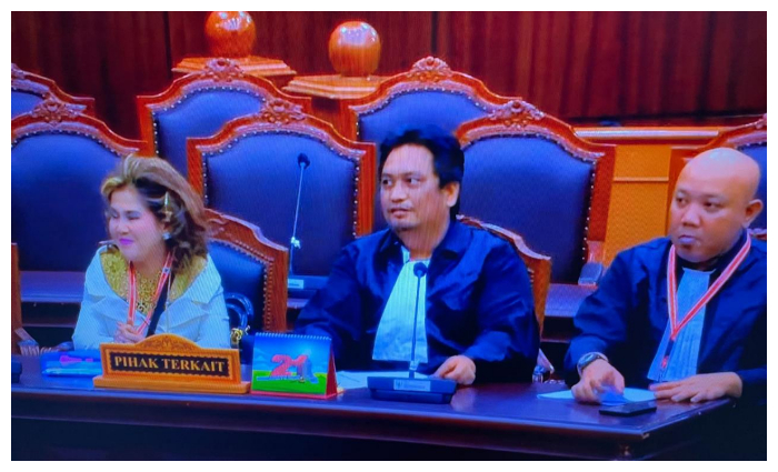 Kuasa Hukum Bayu Aditya Putra dan Devie Prihartini saat mengukuti jalannya persidangan, Senin (19/08) di Ruang Sidang MK.