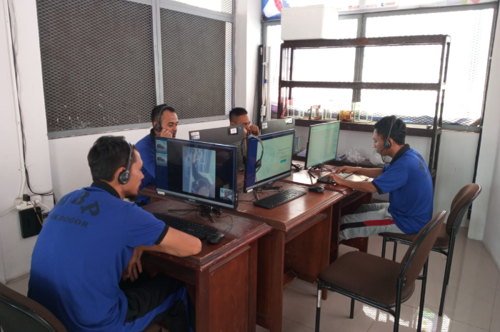 Warga binaan sedang menggunakan layanan kunjungan online di Lapas II A Paledang Kota Bogor.