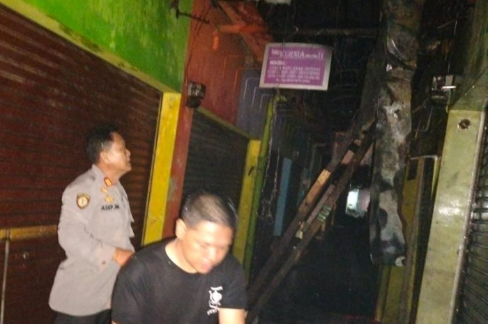 Petugas saat melakukan penanganan kebakaran di Pasar Ciampea Baru pada Senin (19/8/2024) dini hari.