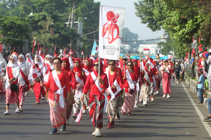 Komunitas Bogor Wanita Berkebaya (BWB) saat ikut berpartisipasi memeriahkan Kirab Merah Putih 2024.