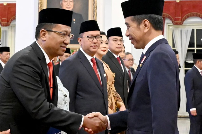 Presiden Jokowi menyalami para pembantu barunya di Istana Negara, Jakarta. Senin, 19 Agustus 2024.