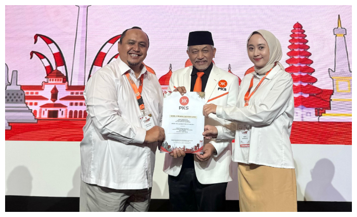 DPP PKS menyerahkan SK Pasangan untuk Atang Trisnanto dan Annida Allivia Maju di Pilkada 2024 Kota Bogor