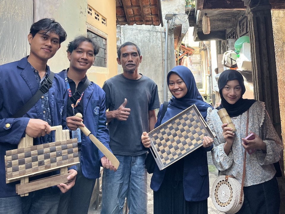 Mahasiswa IPB University memberikan  bantuan pemasaran digital usaha kepada pengrajin bambu di Kota Bogor