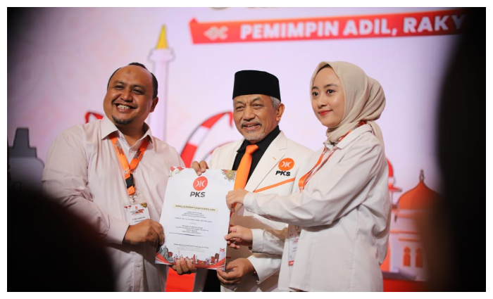 Presiden PKS Ahmad Syaikhu menyerahkan SK pasangan berupa B1-KWK untuk pasangan Atang Trisnanto dan Annida Allivia maju di Pilkada 2024 Kota Bogor.