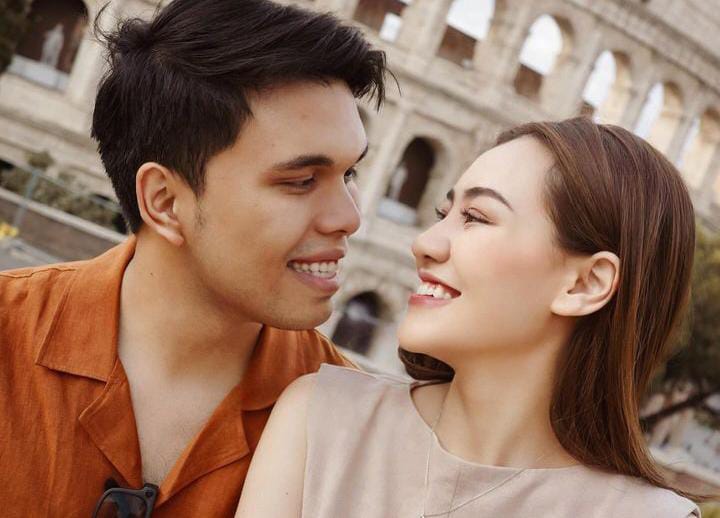 Thariq Halilintar bersama sang istri Aaliyah.